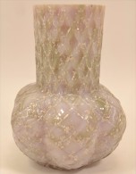 Vase Design Années 1950 - 1960 ? Verre Moulé, Intérieur Rose, Décor Losanges - Glass & Crystal