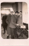 ELLWANGEN CARTE PHOTO DE PRISONNIERS FRANCAIS EN 1917 QUI FONT LA POPOTE - Ellwangen