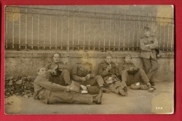 PBE-07 Militaires Au Repos. Militär. Nicht Gelaufen. Foto Freudiger Aarau 253. Petites Traces De Colle Au Dos - Aarau