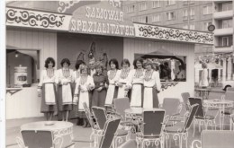 Photo: Women In Front Of The " Samowar Spezialitäten" In Berlin 1960s-1970s [16336] - Orte