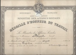Médaille D´Honneur Du Travail/ Ministére Des Affaires Sociales/ Argent/ Boutonnat Et Charlot/1967     DIP105 - Diplomas Y Calificaciones Escolares