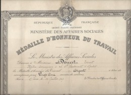 Médaille D´Honneur Du Travail/ Ministére Des Affaires Sociales/ Argent/ Boutonnat Et Charlot/1967     DIP105 - Diploma's En Schoolrapporten