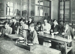 Enghien - Collègue St.-Augustin - Le Laboratoir ... Avec Un Prof Et Des élèves - Edingen