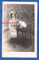 CPA Photo - ISSOIRE - Portrait D'une Jeune Fille & Son Chat Blanc - White Cat Katze Animal Domestique Meuble Girl Mobel - Chats