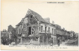 ALBERT  (cpa 80) La Grande Guerre 1914-17- Maison à L'angle Est De La Place Près De L'église - Albert