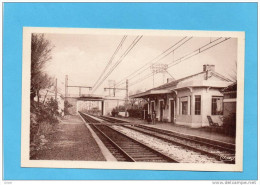 BERNIS -la Gare Le Quais Voyageurs En Attente Années 50 Animée édit Combier - Sonstige Gemeinden