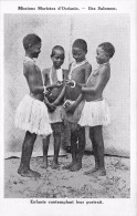 ¤¤  -   ILE SALOMON   -  Enfants Contemplant Leur Portrait    -  ¤¤ - Solomon Islands