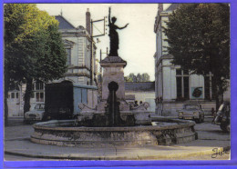 Carte Postale 72. Mayet  La Poste La Fontaine La Mairie 4L Renault  Trés Beau Plan - Mayet