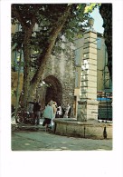 13 - TRETS - Porte Des Pourrières - Animée, Fontaine, Moto - Photographie Ertay + N°62014 - 1979 - Trets