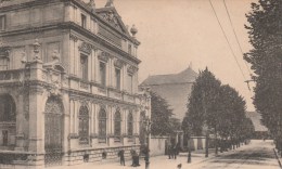 CHARLEVILLE (Ardennes) - La Caisse D'Epargne Et L'Avenue De La Gare - Animée - Charleville