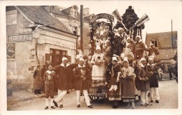 ¤¤  -  GREZ-en-BOUERE  -  Carte-Photo D'un Défilé  -  Char " Moulin De La Galette " , Fête Des Fleurs ? , Cavalcade ? - Crez En Bouere