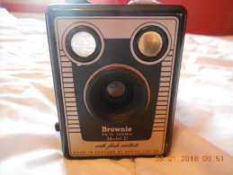 Appareil Photo, Brownie Six-20 Model D - Fotoapparate