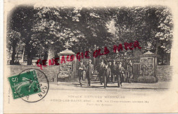 03 - NERIS LES BAINS - VOYAGE D' ETUDES MEDICALES - MM. LES CONGRESSISTES SORTANT DU PARC DES ARENES- 1913 - Neris Les Bains