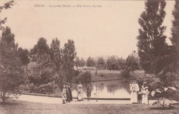 DOUAI  (Nord) -  Le Jardin Public - Très Animée - Douai