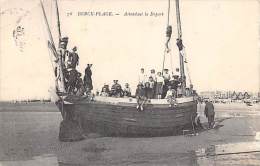 Berck    62    Scène Et Thème Pêche:  Attendant Le Départ D'un Bateau - Berck