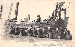 Berck    62    Scène Et Thème Pêche:  Matelotes Renflouant Un Bateau - Berck