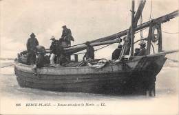 Berck    62    Scène Et Thème Pêche:   Bateau Attendant La Marée - Berck