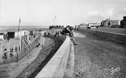 Berck    62       L'esplanade Et Descente Sur La Plage   (année 1952) - Berck