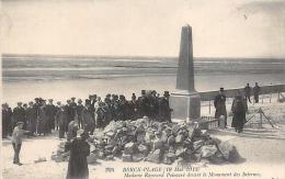 Berck    62       Mme Poincarré Devant Le Monument Des Internes - Berck