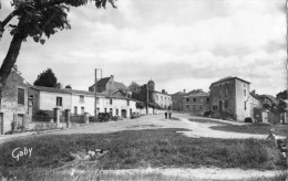 MONTFAUCON-SUR-MOINE PLACE DE LA MOTTE - Montfaucon