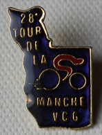 Pin´s Cyclisme Vélo Cycling  .  28 TOUR DE LA Manche . Vcg . Carte Du 50 - Cyclisme