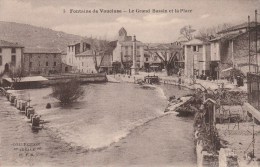 FONTAINE DE VAUCLUSE (Vaucluse) - Le Grand Bassin Et La Place - Altri & Non Classificati