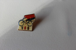 Pin´s Cyclisme Vélo Cycling  . VCS . 44230 Saint Sebastien Sur Loire - Cyclisme