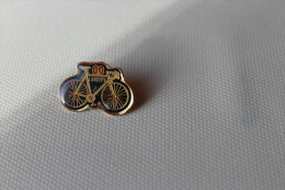 Pin´s Cyclisme Vélo Cycling  . O C LANDIVY . 53 Mayenne - Cyclisme