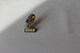 Pin´s Cyclisme Vélo Cycling . V S D . - Cyclisme