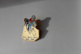 Pin´s  Cyclisme Cycling Vélo  . Paris Brest Paris 1891-1991 . UAP Assurances - Cyclisme