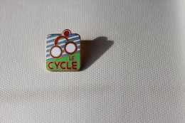 Pin´s  Cyclisme Cycling Vélo  . Le CYCLE - Cyclisme