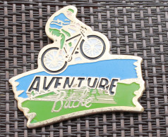 Pin´s  Cyclisme Cycling Vélo  . Aventure Bitche . 57 Moselle - Cyclisme