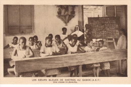 LIBREVILLE. GABON. Les Soeurs Bleues De Castres: Une Classe. - Gabón