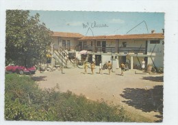 Roquebrune-sur-Argens (83) : Le Bâtiment Des Douches Du Camping-Caravaning Du Moulin Des Iscles En 1966 (animé) GF. - Roquebrune-sur-Argens