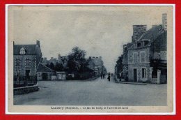 53 - LANDIVY --  Un Coin De La Place - Landivy