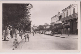 CHLEF - ORLEANSVILLE : LA RUE D'ISLY - CPSM FORMAT CPA - ECRITE - 2 SCANS - - Chlef (Orléansville)