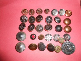 32   Boutons  Divers  Argentés   Ou  Dorés - Boutons