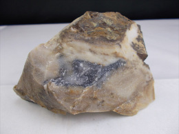 Delcampe - CALCEDOINE GRIS BLEUE LAITEUSE ET RARE STIBINE 10 X 7 CM LE MAISONNIAL - Minerals