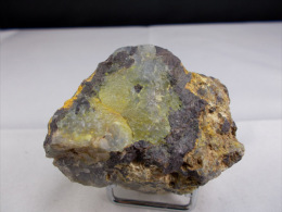 Delcampe - CALCEDOINE BLEUE ET JAUNE BORDEE DE QUARTZ LIE DE VIN ET DE BENDHEIMITE 6 X 4, CM ALLY - Minerals