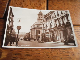 BALLYMENA - TOWN HALL - MAGASINS A DROITE - CARTE PHOTO FORMAT CPA ECRITE EN 1955 - Other & Unclassified