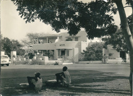 Niger  NIAMEY - La POSTE , ( Photo Brillante 10,7 X 14,8  état Traces De Colle ) - Níger