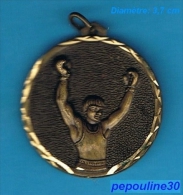 ** MÉDAILLE ** BOXEUR ** Ø 3,7 Cm ** - Andere & Zonder Classificatie