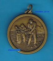 ** MÉDAILLE ** GOLFEUR ET SON CADDIE ** Ø 3,8 Cm ** - Other & Unclassified