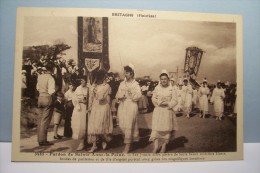PLONEVEZ - PORZAY  ---Pardon De Sainte-Anne-la-Palud  - Les Jeunes Filles Parées De Leurs Beaux Costumes Blancs - Plonévez-Porzay