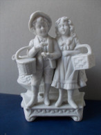 - Jeune Couple En Bisquit Avec Vase à L'arrière - - Personnages