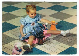 Enfant  Avec Ours Et Fleurs  1961 Publicité Carrelage - Spielzeug & Spiele