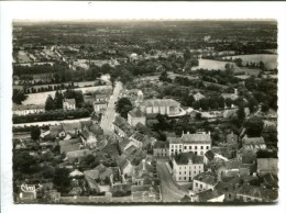 CP   LA GACILLY (56) LA MAIRIE ET LA RUE MONTAUBAN  VUE AERIENNE - La Gacilly