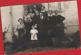 CARTE PHOTO - 58 - Photo De Famille Sur Les Marches - Au Dos Noté SURGY - NIEVRE - à IDENTIFIER - R/V (Rèf CF 151) - Marchands