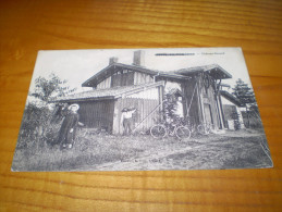 2 Vélos, 1 Homme Avec Une Bûche De Bois Sur L'épaule & 1 Enfant Au Château Renard à Givry En Argonne . 1914 - Givry En Argonne