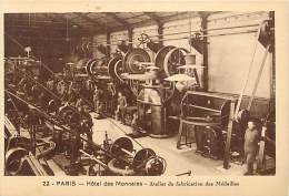 Delcampe - Themes Div -ref M532- Industrie -numismatique -paris -hotel Des Monnaies - Fabrication Des Medailles  -carte Bon Etat  - - Münzen (Abb.)